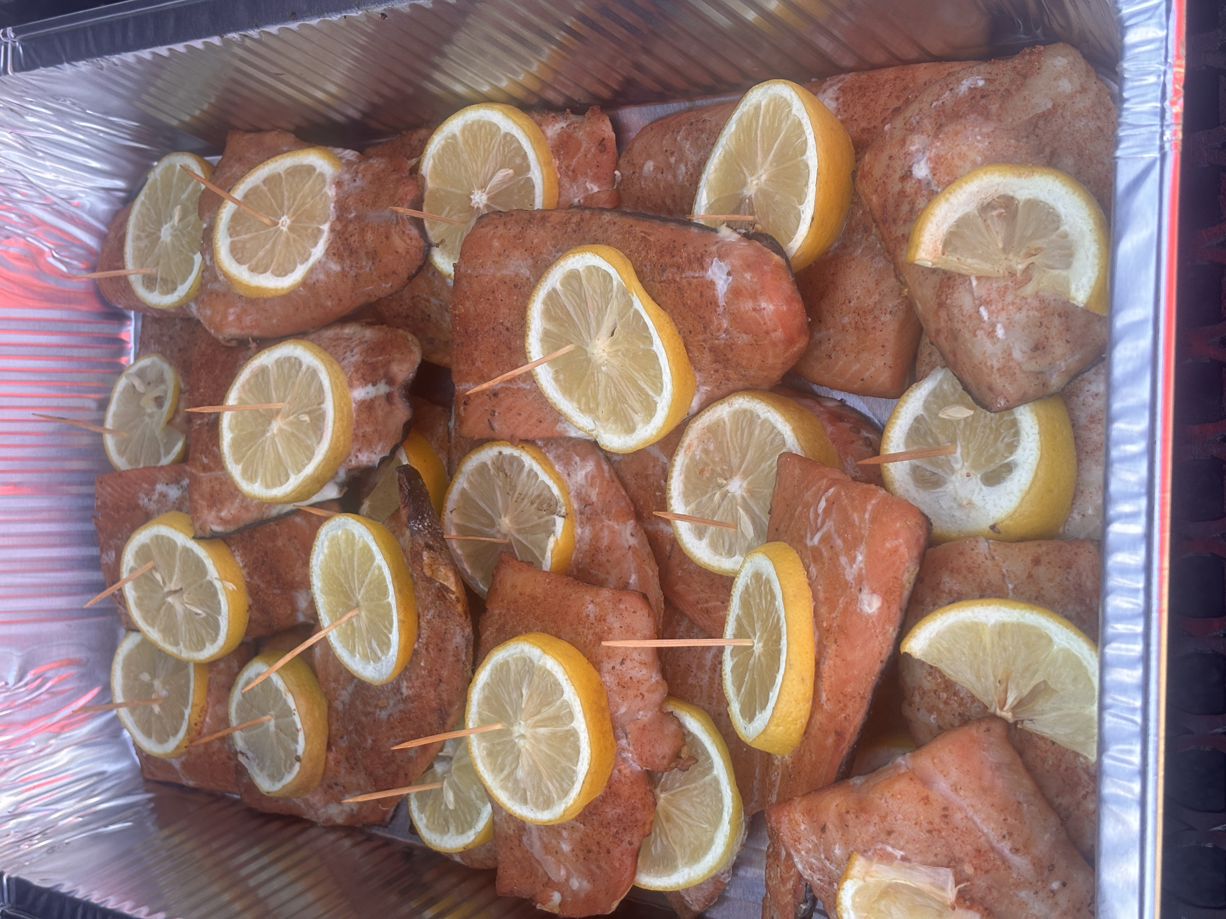 Baked salmon fillets topped with lemon slices