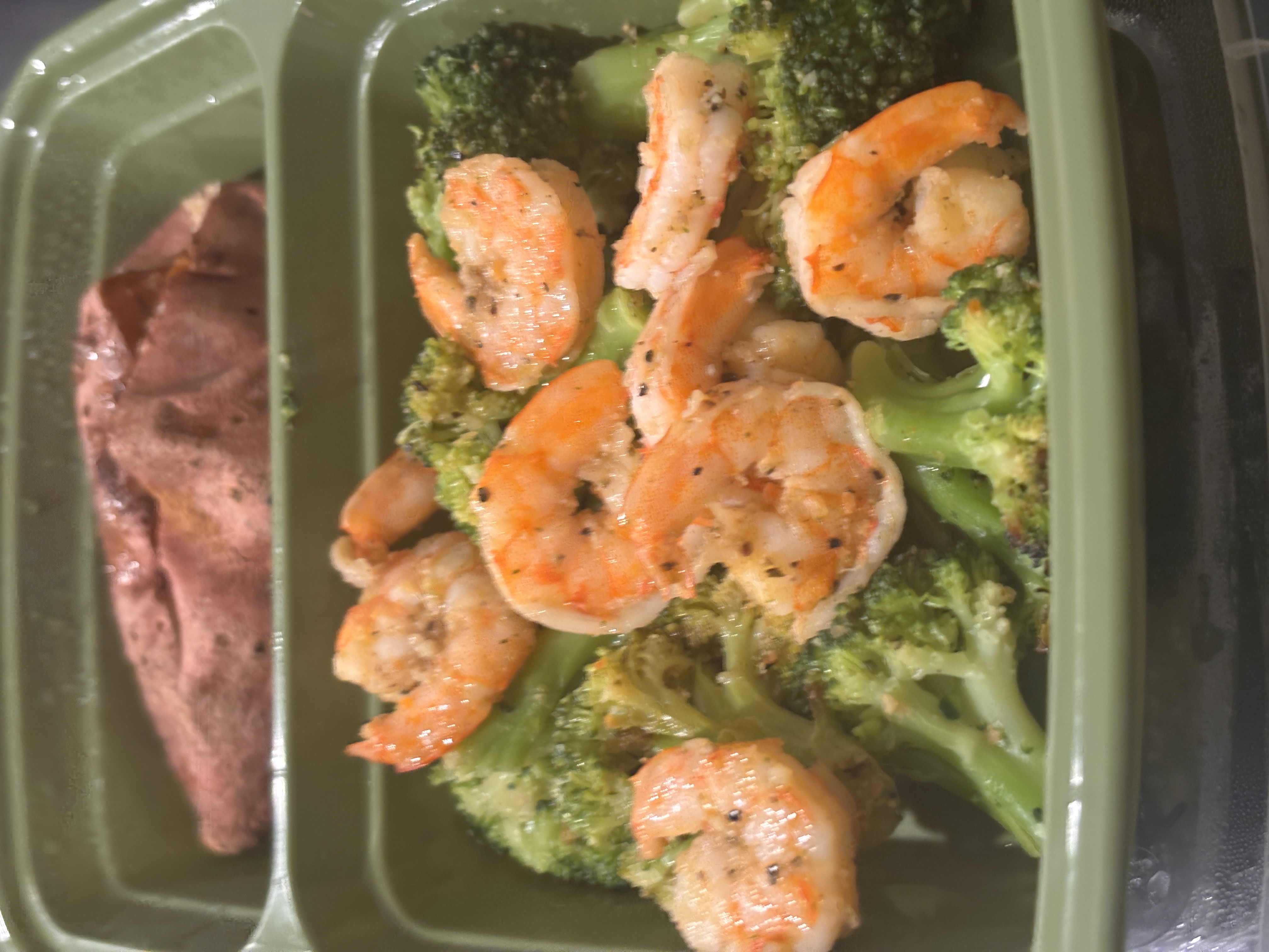 Meal prep container with chicken wings and broccoli